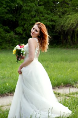 Orman kenarında güzel ve mutlu gelin