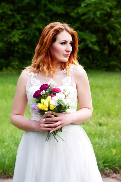 A gyönyörű menyasszony, egy-egy csokor portréja — Stock Fotó