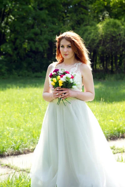 A gyönyörű menyasszony, egy-egy csokor portréja — Stock Fotó