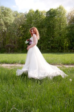 çok güzel bir gelin buketi ile portresi