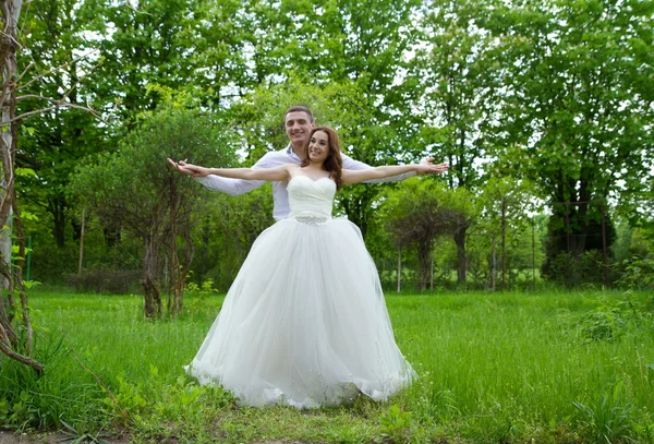 Красивая пара жениха и невесты — стоковое фото