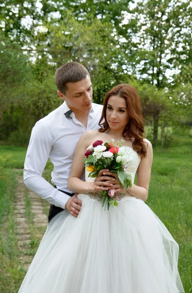 Belo casal de noiva e noivo — Fotografia de Stock