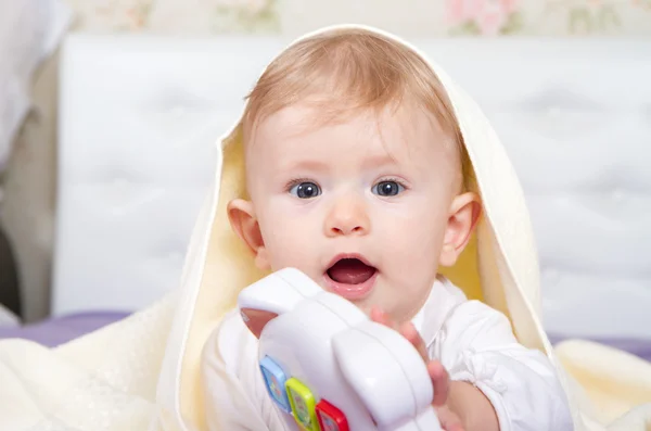 Linda sorrindo bebê bonito — Fotografia de Stock