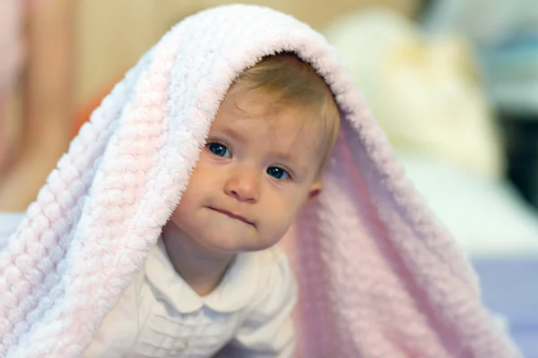 Güzel gülümseyen şirin bebek — Stok fotoğraf