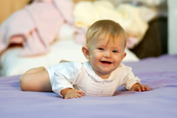 Bambino sorridente sotto coperta . — Foto Stock