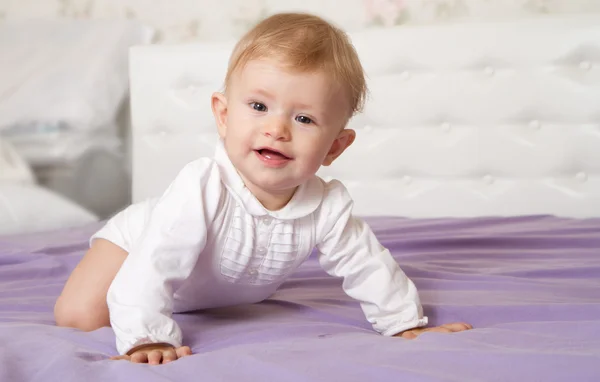 Güzel gülümseyen şirin bebek — Stok fotoğraf