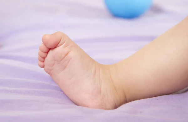 Pequeño tamaño de los pies del bebé, con delicados dedos pequeños — Foto de Stock