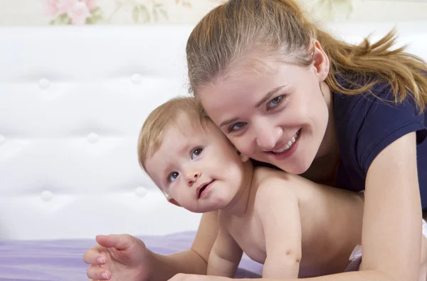 Mère heureuse jouant avec son bébé — Photo