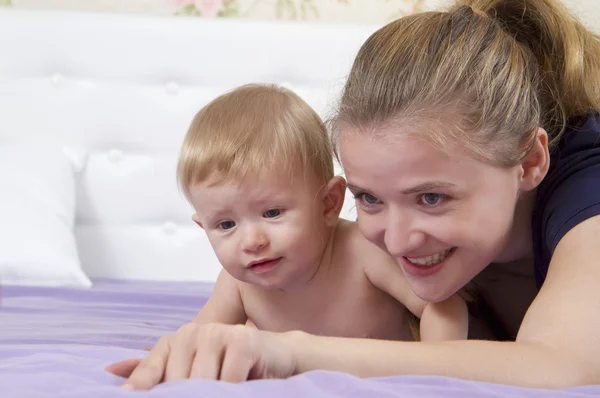 Madre con bambina gioca — Foto Stock