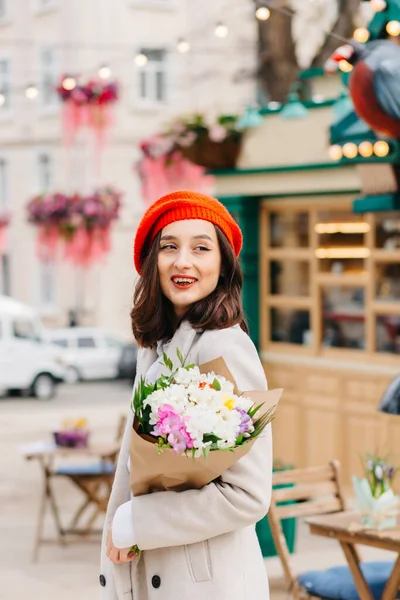 Portrait Une Belle Femme Dans Béret Rouge Avec Bouquet Fleurs — Photo