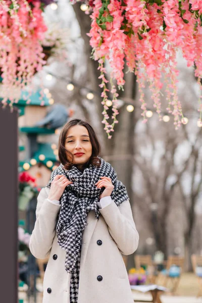 Portrait Beautiful Woman Outdoors Looking Camera — Stock Fotó