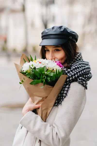 Portrait Beautiful Woman Bouquet Flowers — Stockfoto