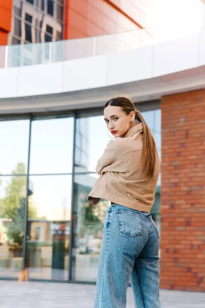 Mooie Jonge Vrouw Draaien Hatelijk Uitziende — Stockfoto