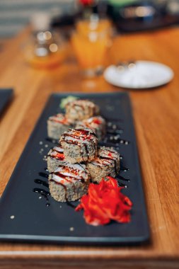 Plaka, closeup lezzetli suşi