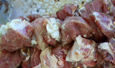 pişmemiş domuz eti