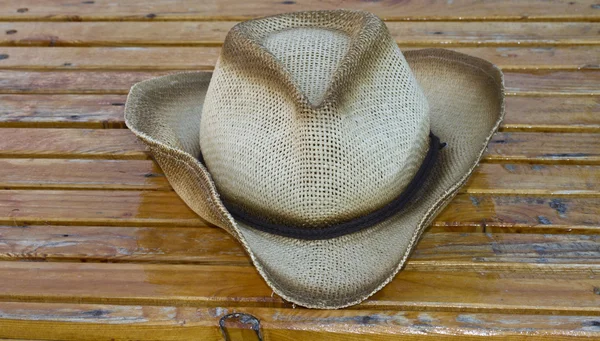 Męskie kapelusz, ochrona przed słońcem na ławce — Zdjęcie stockowe