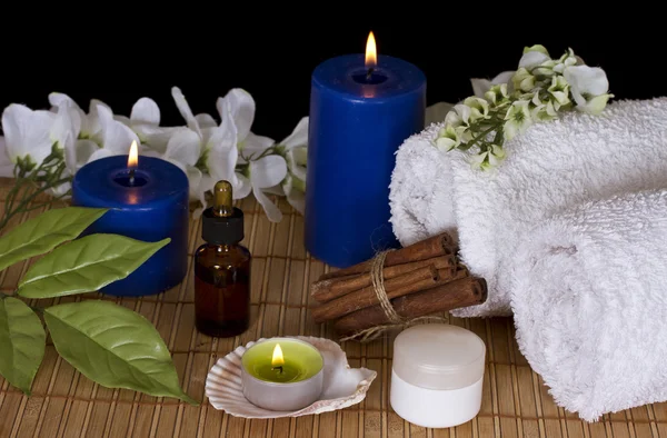 Acessórios para tratamentos de spa à luz de velas — Fotografia de Stock