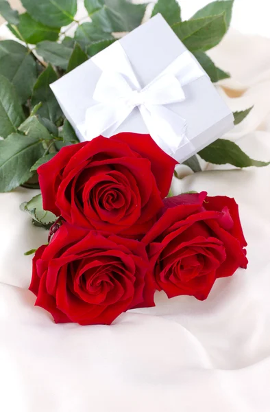 Roses and gift box Royalty Free Stock Images