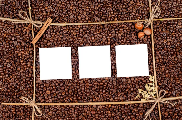 Papier vide sur grains de café torréfiés — Photo