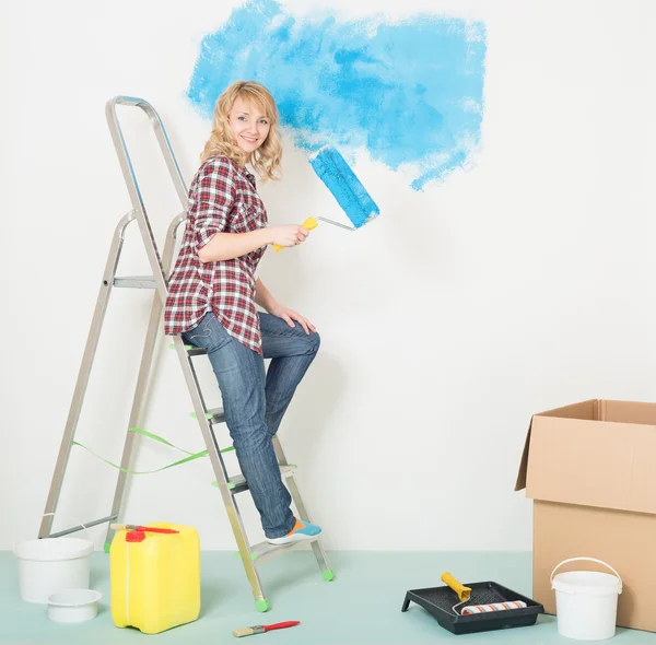Mujer feliz hace reparaciones en casa — Foto de Stock