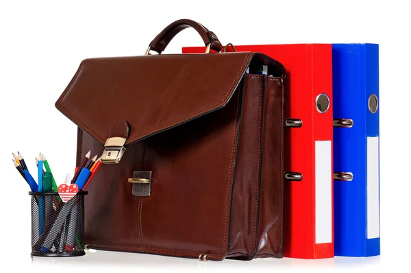 Kahverengi deri evrak çantası ile ofis aksesuarları — Stok fotoğraf