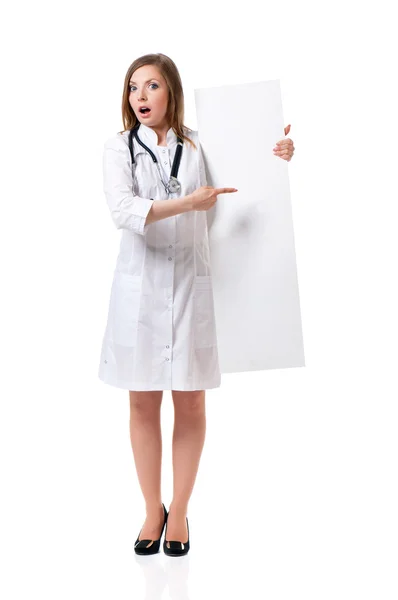 Ženský lékař s stetoskop zobrazeno prázdné — Stock fotografie
