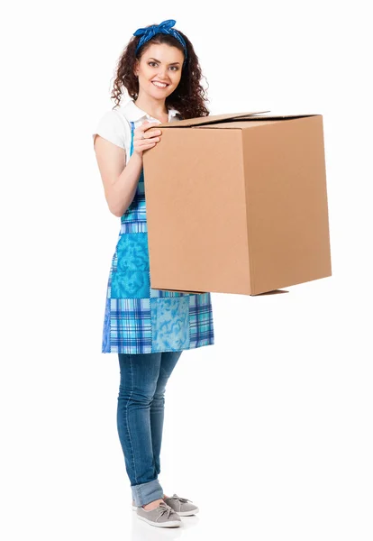 Büyük bir karton kutu ile ev hanımı — Stok fotoğraf
