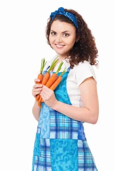 Dona de casa com cenouras frescas — Fotografia de Stock