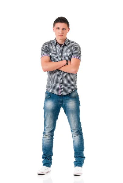 Volledige lengte portret van een zelfverzekerde jonge man met gekruiste armen — Stockfoto