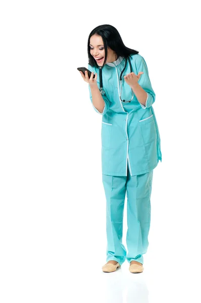 Médecin féminin avec téléphone portable — Photo