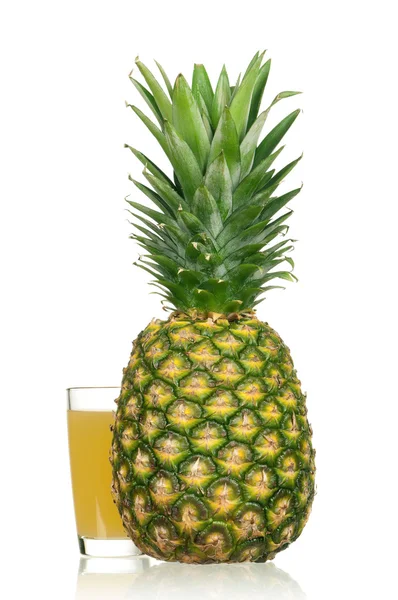 Verse ananassap en rijpe ananas — Stockfoto