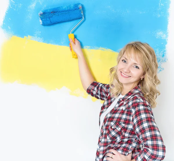 Happy woman painting wall at room — Stock Photo, Image