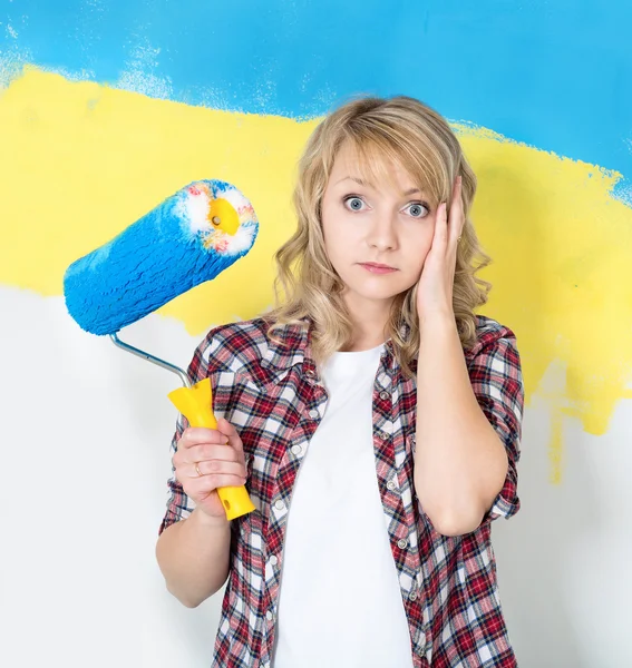 Happy woman painting wall at room — Stock Photo, Image