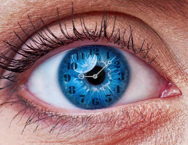 Œil de femme bleu avec horloge — Photo