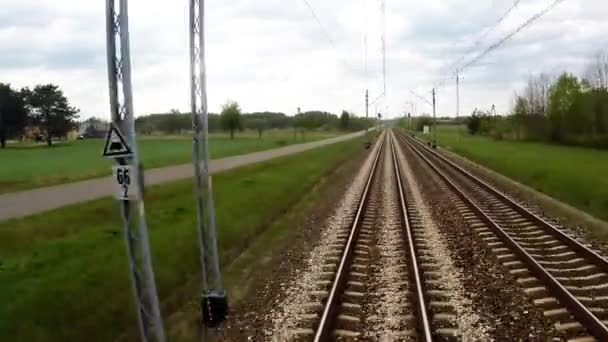 Vista desde el tren en movimiento de ferrocarril — Vídeo de stock