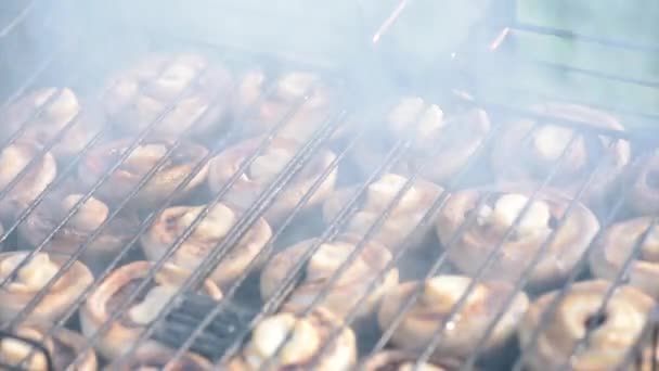Paddestoelen op barbecue grill — Stockvideo