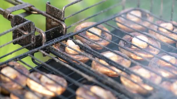 Paddestoelen op barbecue grill — Stockvideo