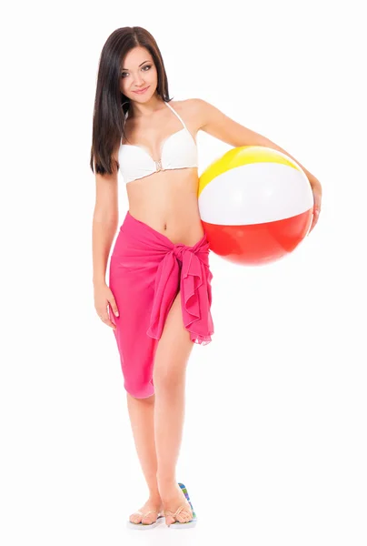 Femme en maillot de bain avec ballon de plage — Photo