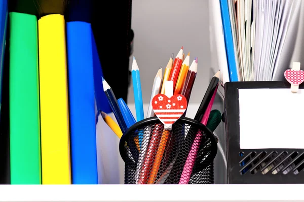 Raf üzerinde renkli kalemler — Stok fotoğraf