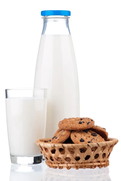 Milk and chocolate chip cookies — Stock Photo, Image