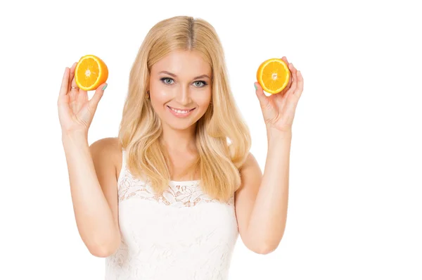 Žena hospodářství šťavnaté pomeranče — Stock fotografie