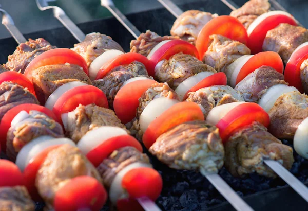Barbecue met gegrild vlees — Stockfoto