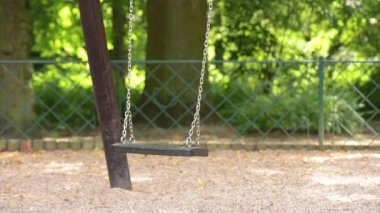 Parkta sallanan salıncak