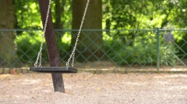 Parkta sallanan salıncak