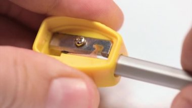 Adam bir kalem keskinleştirme