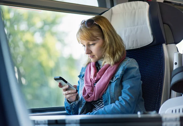 Mujer viajera en tren —  Fotos de Stock