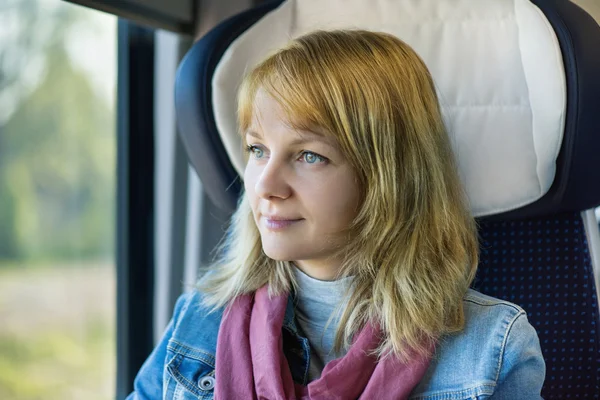 Mulher viajante no trem — Fotografia de Stock