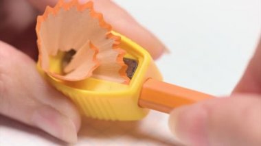 Kadın bir kalem keskinleştirme