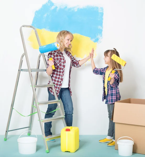 Woman and girl painting wall — Stock Photo, Image