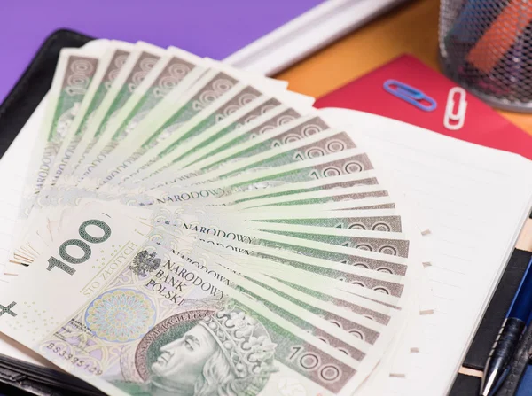 Bloco de notas com dinheiro polonês — Fotografia de Stock